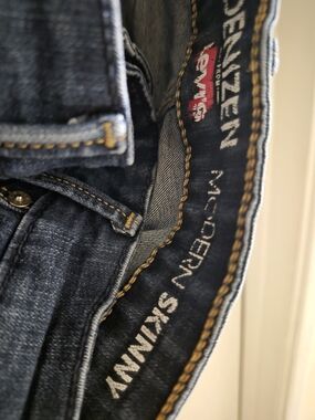 Denizen from Levi's Women's Skinny Jeans - Dark Blue with Gold Stitching